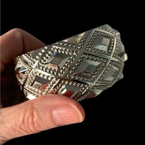 Elegant Silver Tone Acrylic Geometric Bracelet